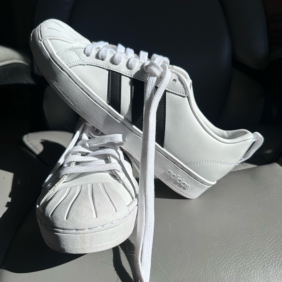 Like new Adidas shell toe shoe - Picture 4 of 5